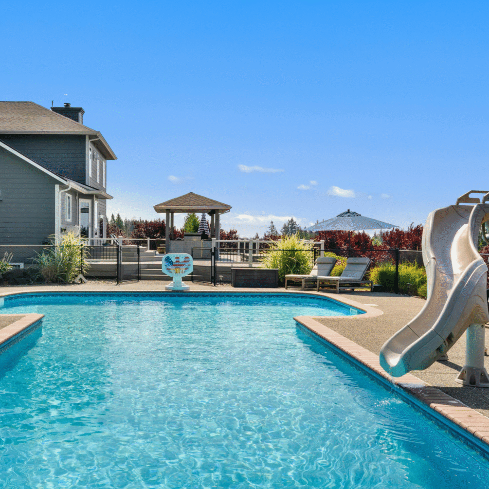 Arriere plan 3 Piscine extérieure creusée en été, équipée d’une glissade et de jeux pour enfants, ambiance ludique et sécurisée.