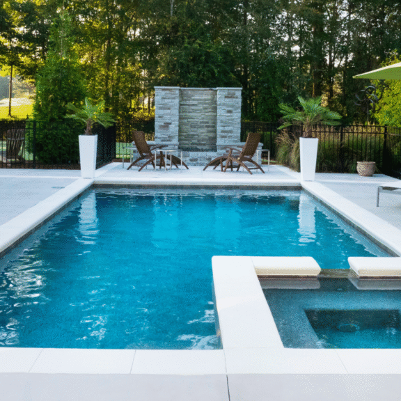 arriere plan 2 Piscine creusée relaxante avec petit spa intégré, idéale pour profiter de moments de détente en toute sérénité.